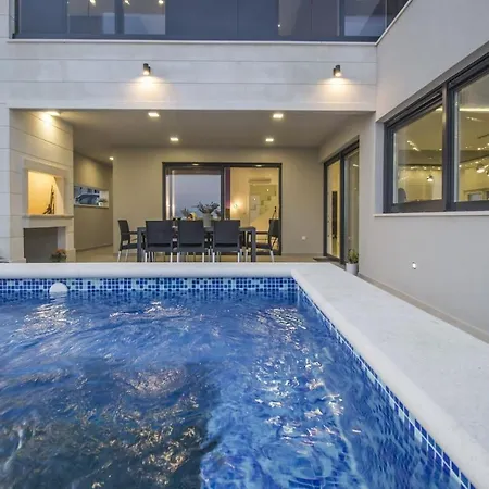 Ctma225/ Holiday House With Heated Private Pool