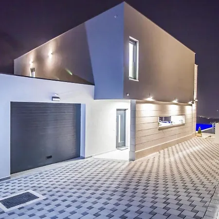 Ctma225/ Holiday House With Heated Private Pool Villa
