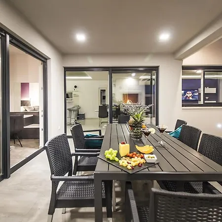 Ctma225/ Holiday House With Heated Private Pool Villa